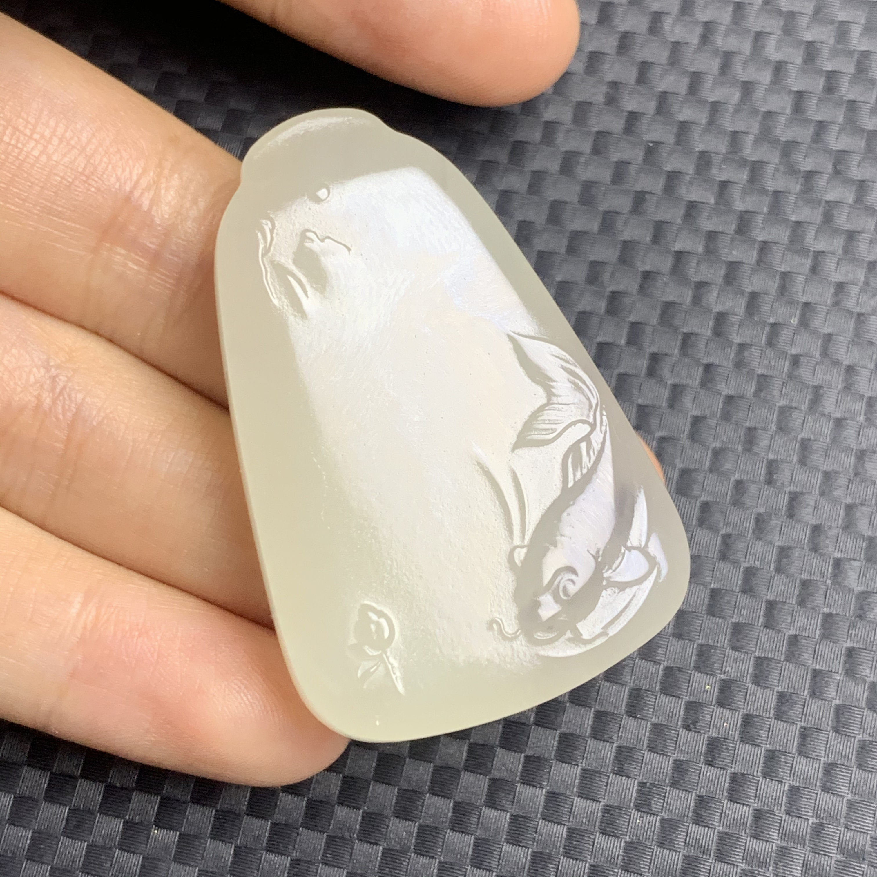 和田玉冰底烟紫俏色年年有鱼吊坠