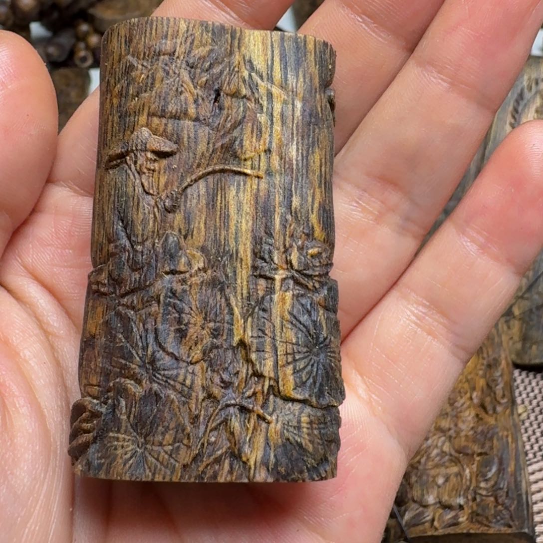 沉香吊坠?****然白棋山水雕刻牌18克
