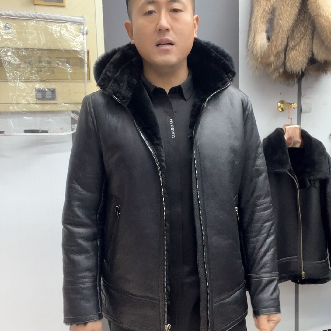 黑色帽款皮毛一体