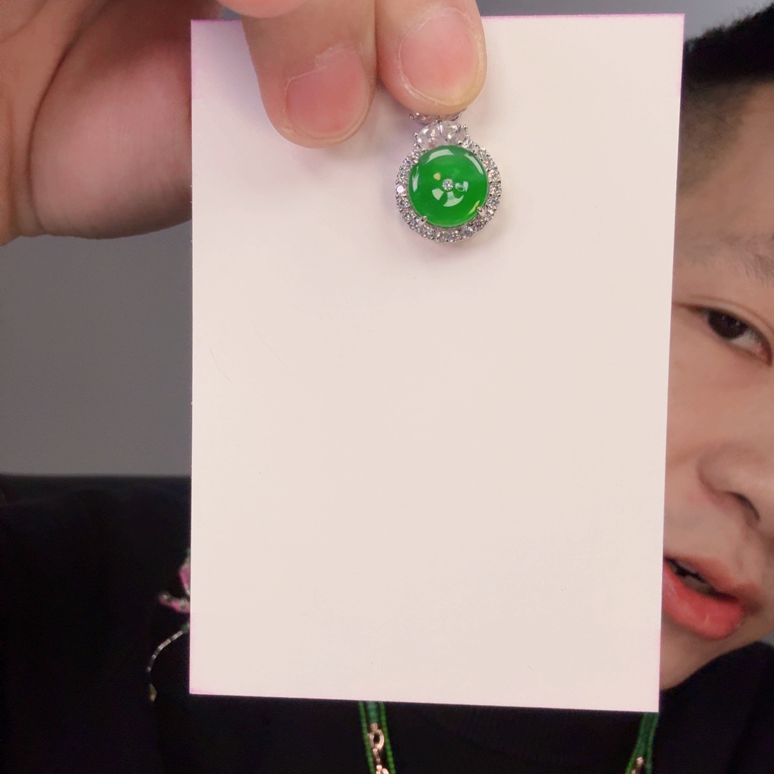 翡翠颈饰未镶嵌一件