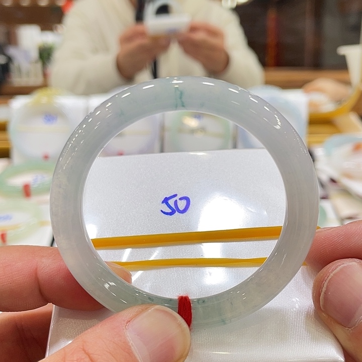 翡翠手镯未镶嵌翡翠