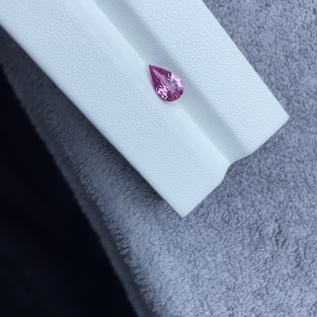 蓝宝石裸石1.1Ct。 