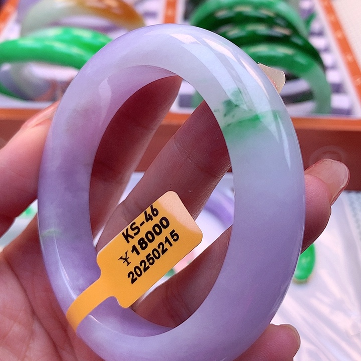 翡翠手镯未镶嵌翡翠