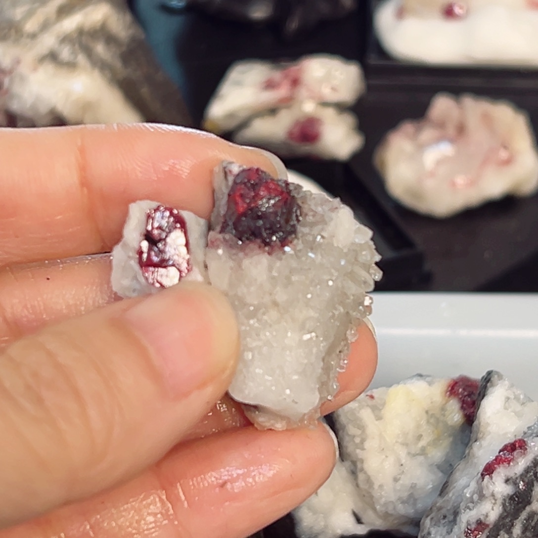 天然辰砂聊**情朱砂毛料