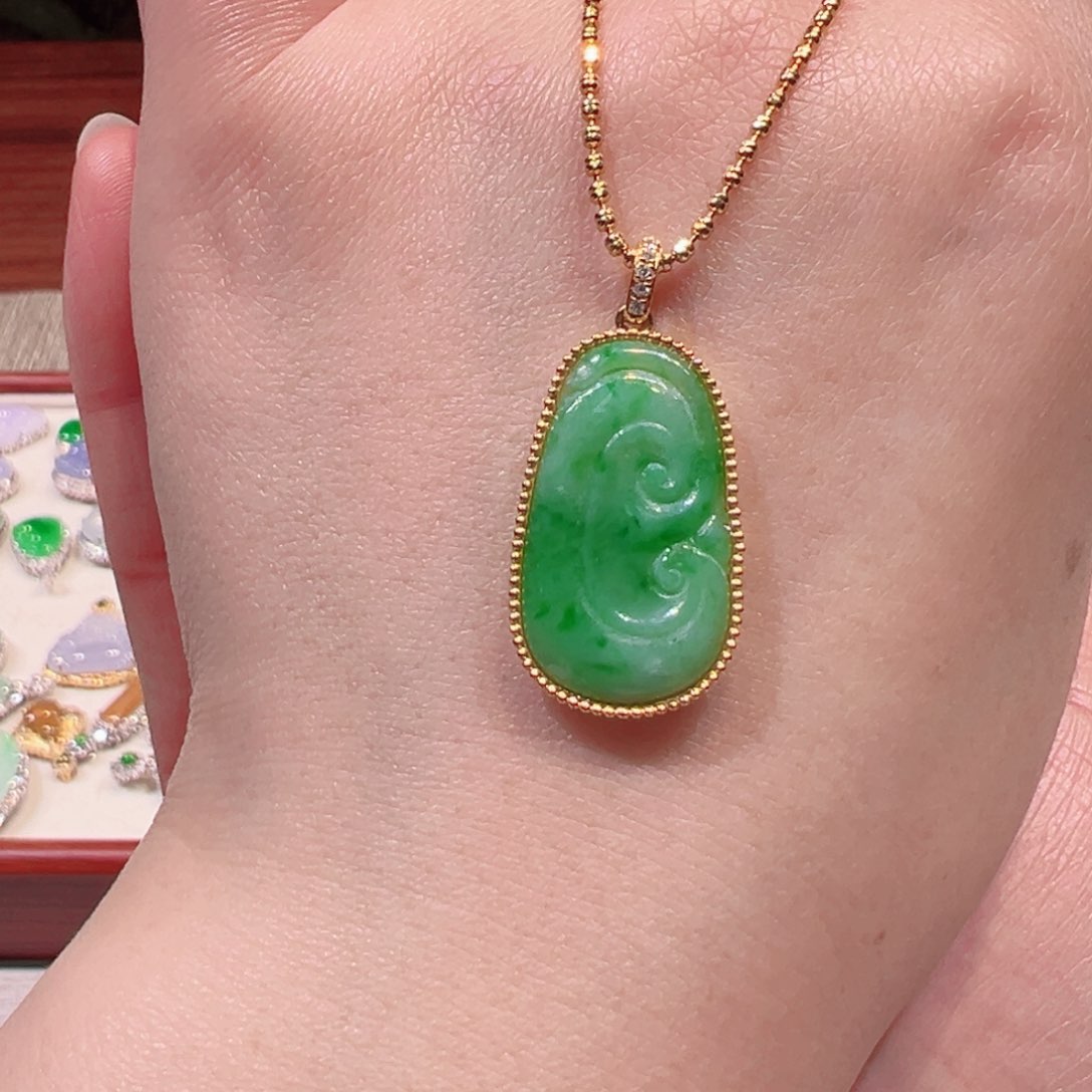 翡翠颈饰18K金镶嵌翡翠