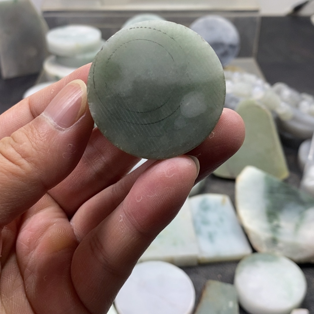 翡翠颈饰未镶嵌翡翠