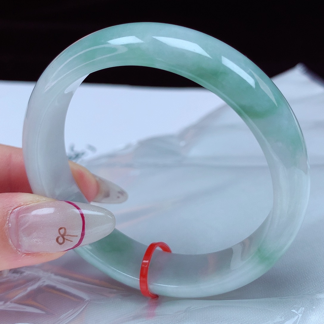 翡翠手镯未镶嵌54圈