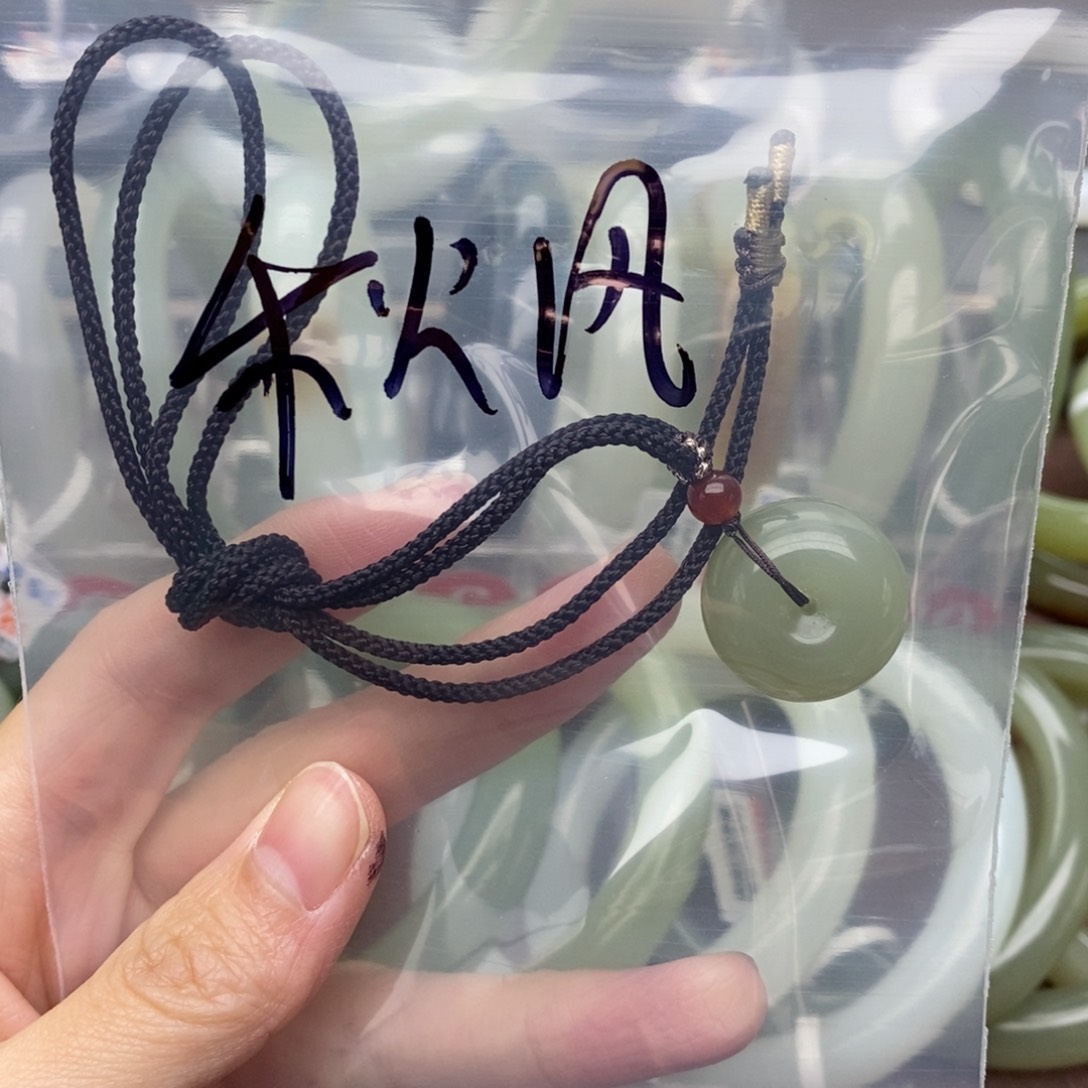 和田玉颈饰未镶嵌秋****?