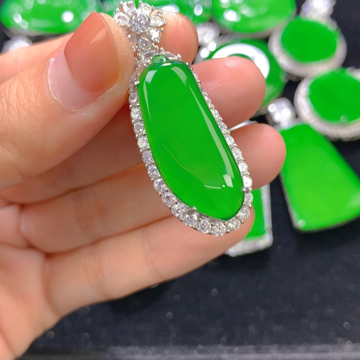 翡翠银S925镶嵌颈饰一个