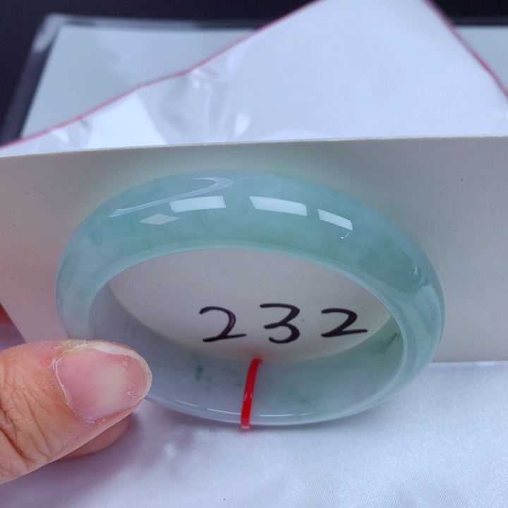 翡翠手镯未镶嵌翡翠