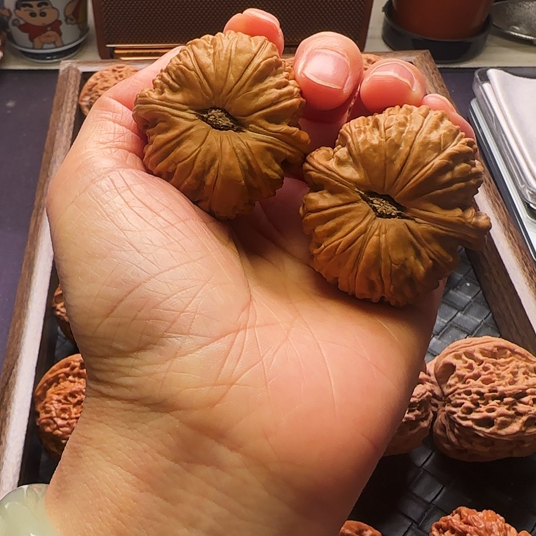 C***.文玩核桃把件闷白