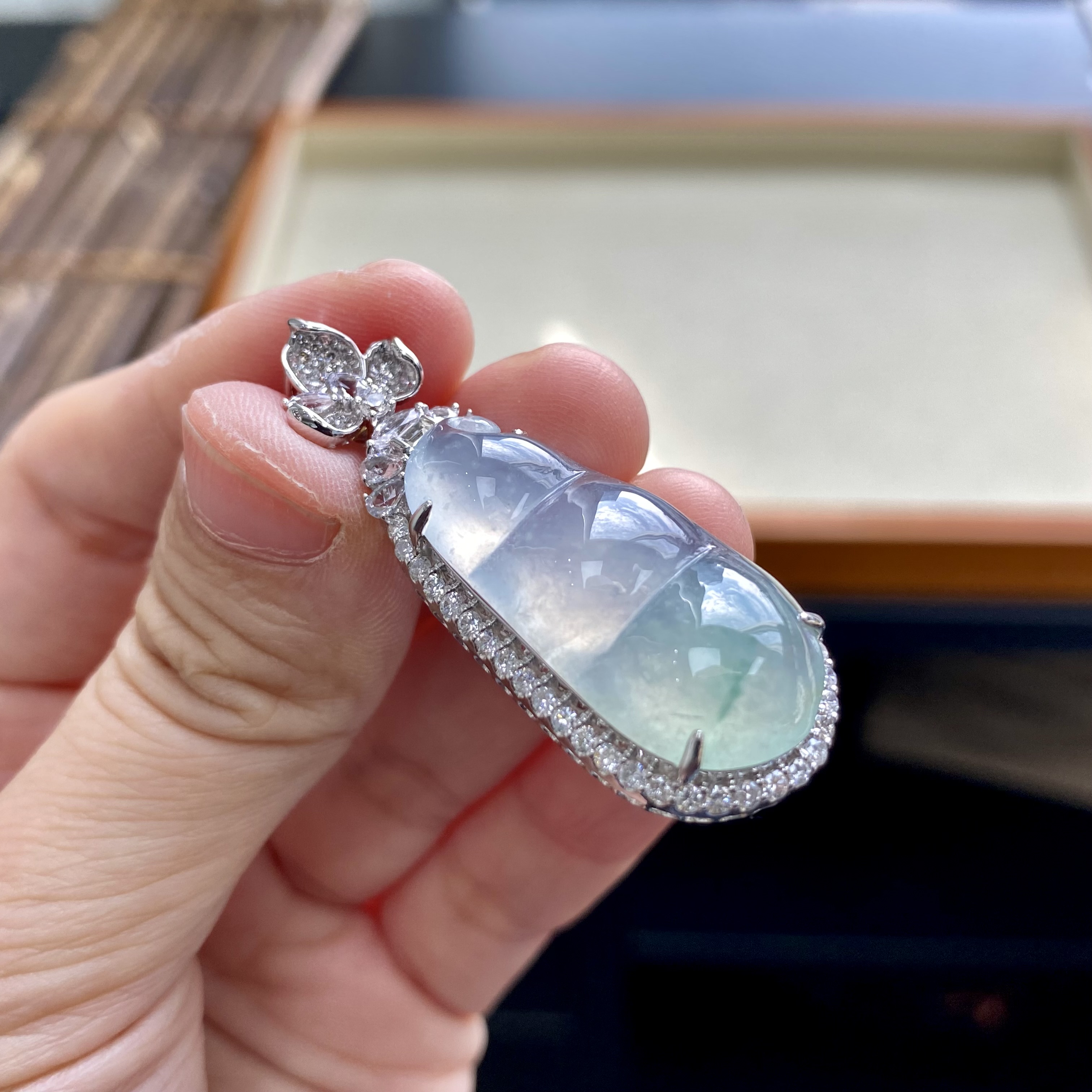 如意宝珠宝 18K金钻石围镶冰飘绿花福豆翡翠吊坠天然玉石A货1-D4