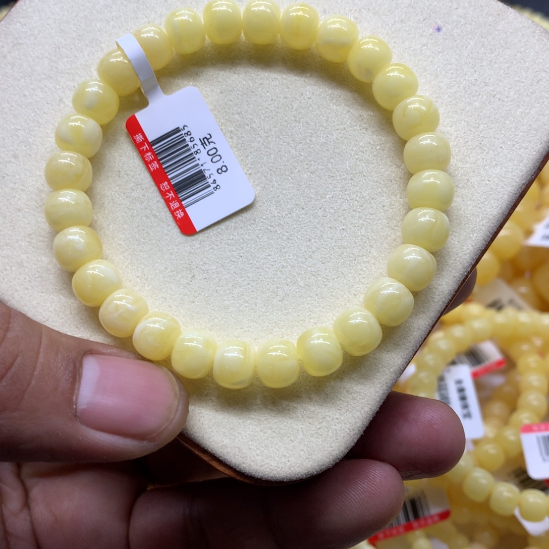 孙***拿蜜蜡未镶嵌手链蜜蜡