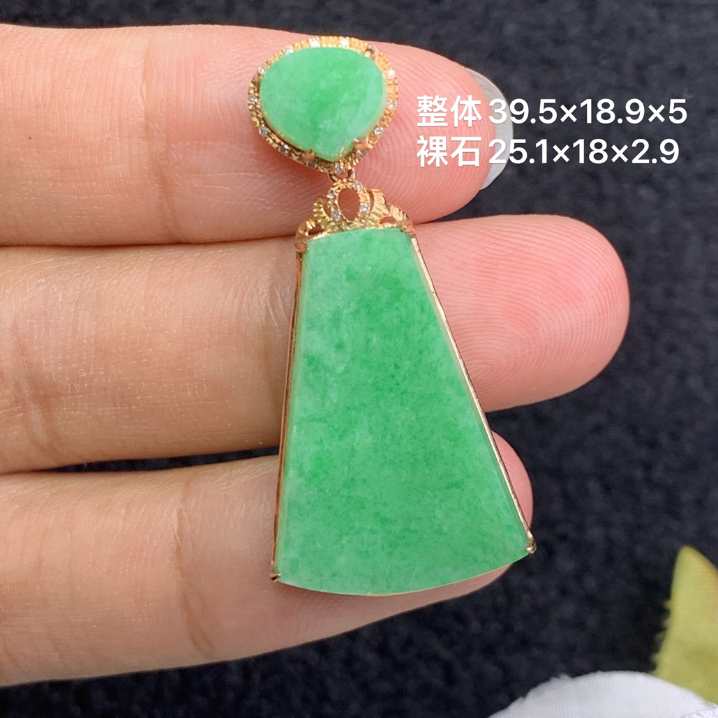 18k金镶嵌天然缅甸翡翠阳绿无事牌吊坠39.5×18.9×5/25.1×18×2.9