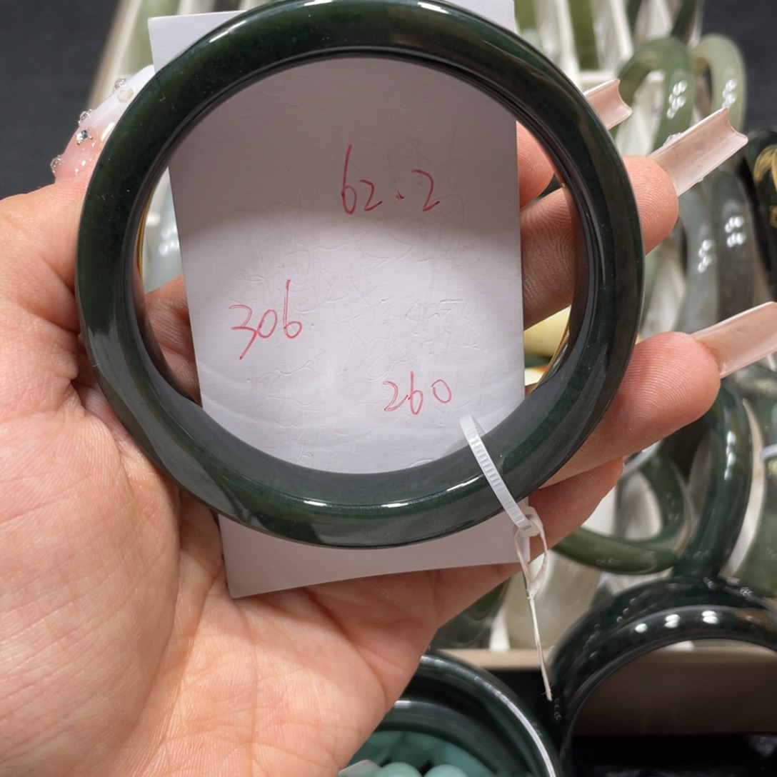 薄***糖和田玉手镯未镶嵌