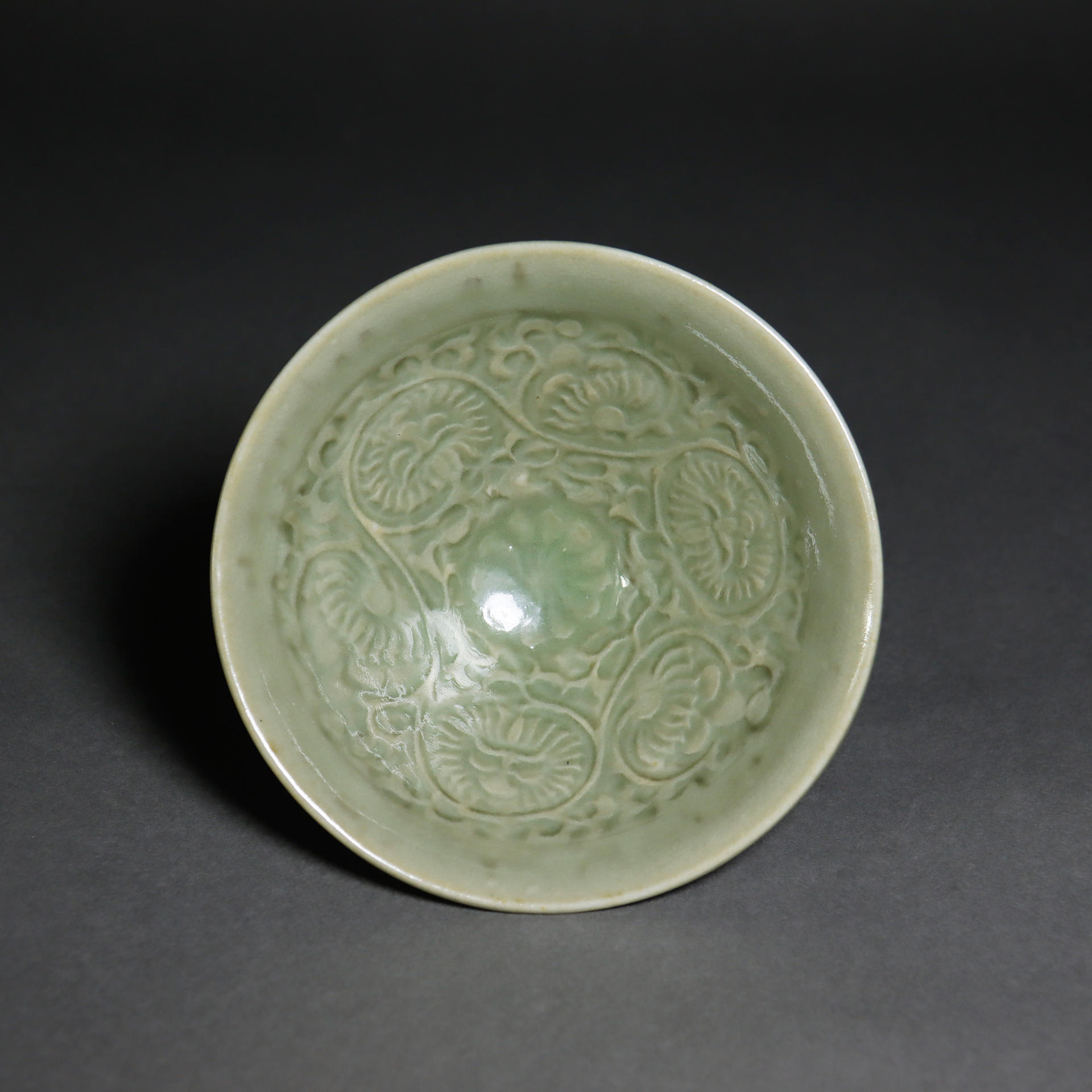 【明】耀州窑团花斗笠盏（直径9.9cm）