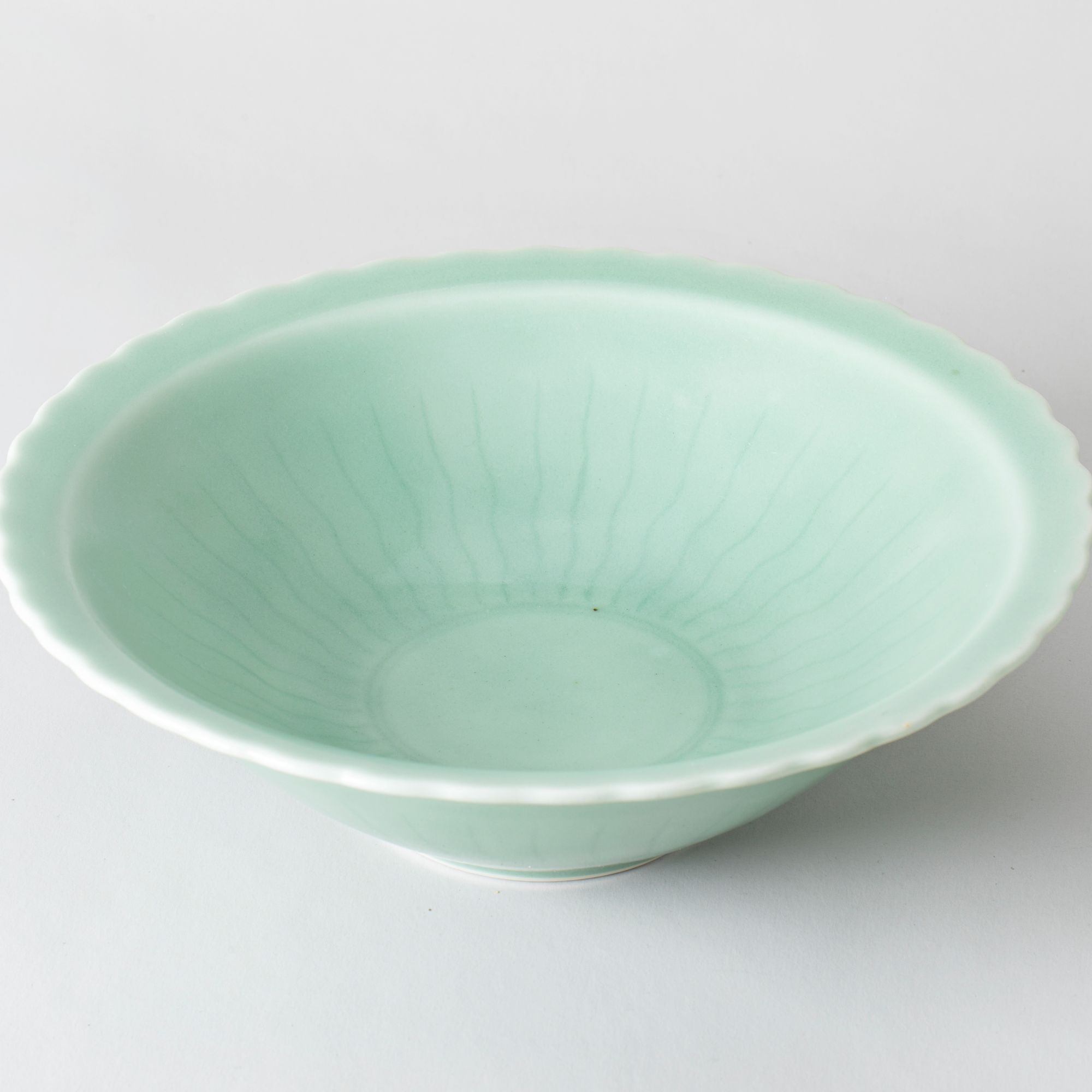 【拍卖】21、清雍正  冬青釉菊瓣折沿碗