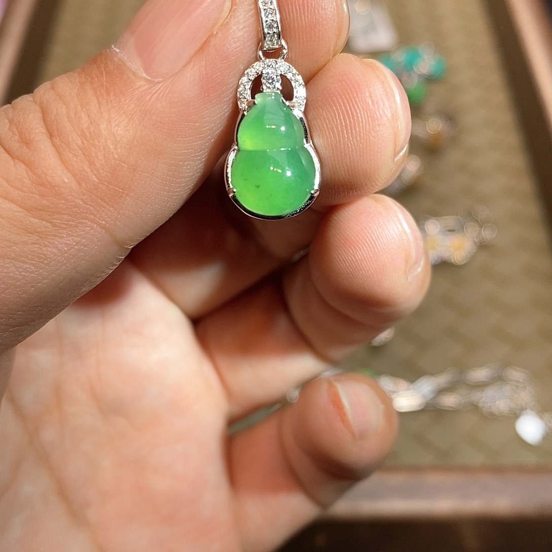 翡翠银S925镶嵌颈饰葫芦