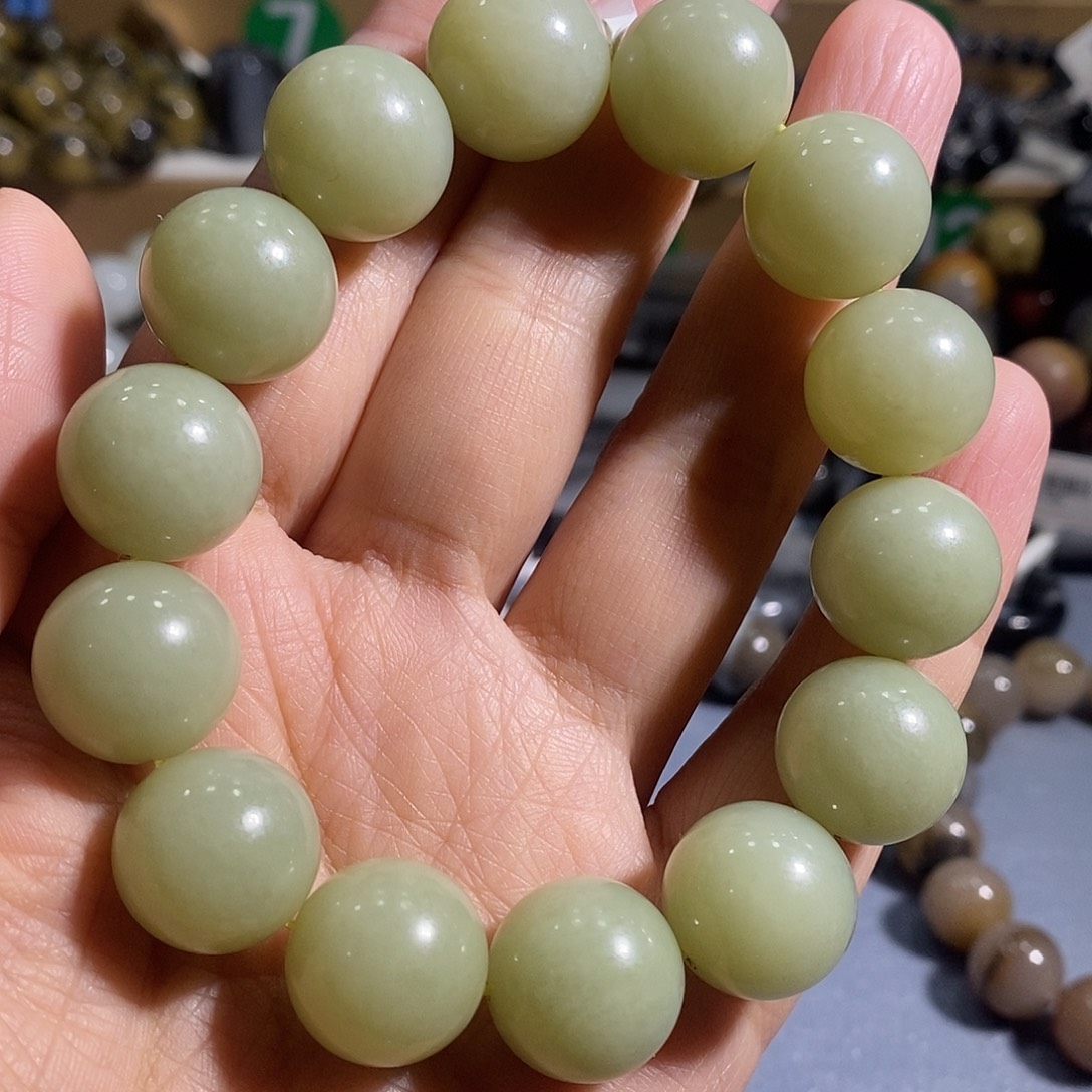 大***愁和田玉未镶嵌手链