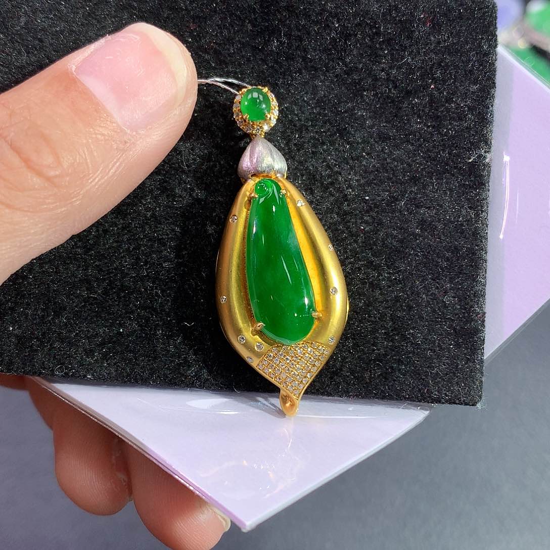 翡翠吊坠(赠链)18K金镶嵌