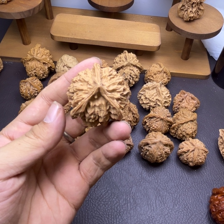 1***m桃核吊坠学超三棱微瑕疵