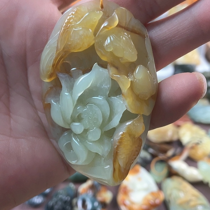 蛇纹石玉颈饰合金