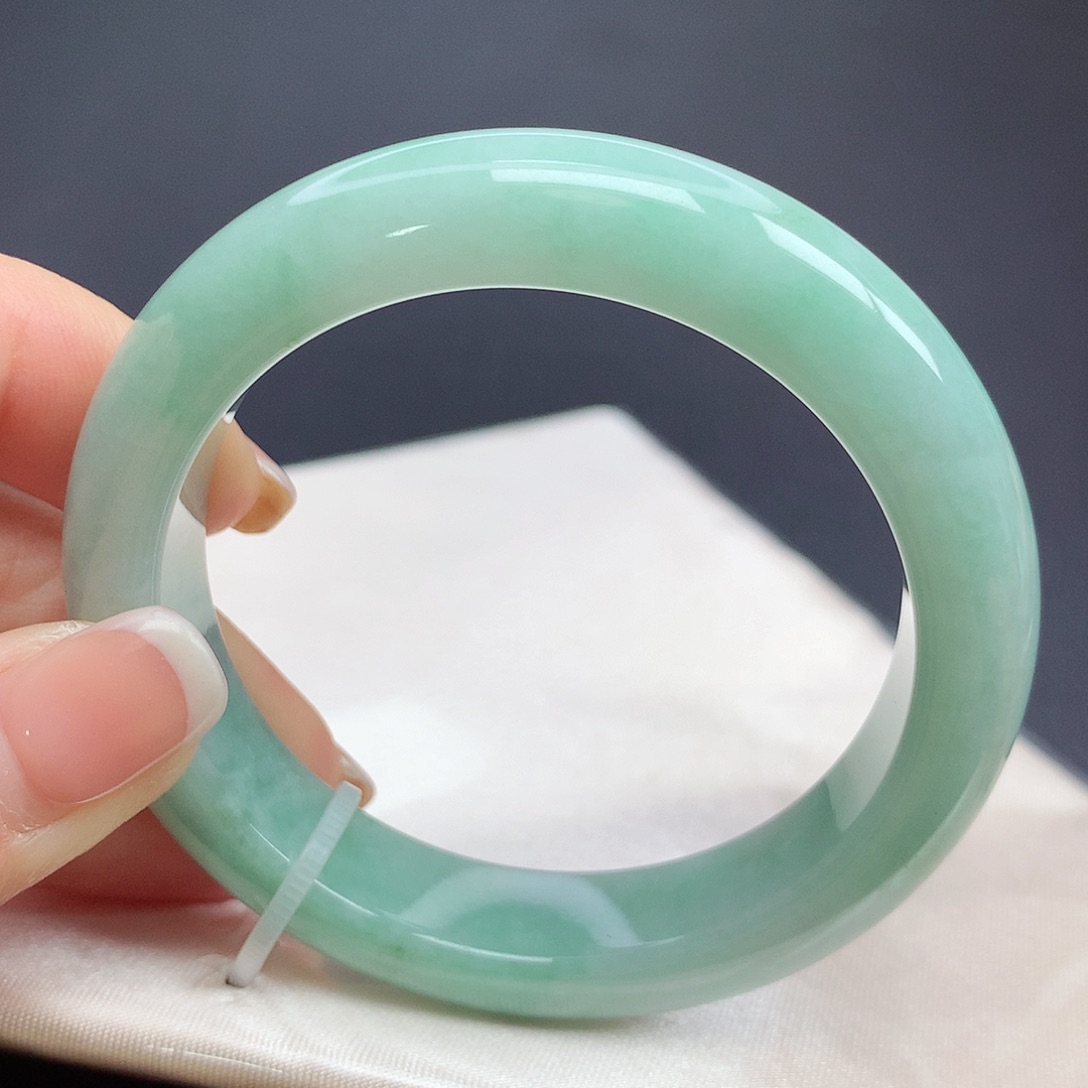翡翠手镯未镶嵌52圈口