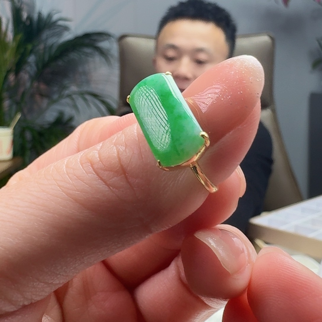 翡翠戒指18K金镶嵌天然