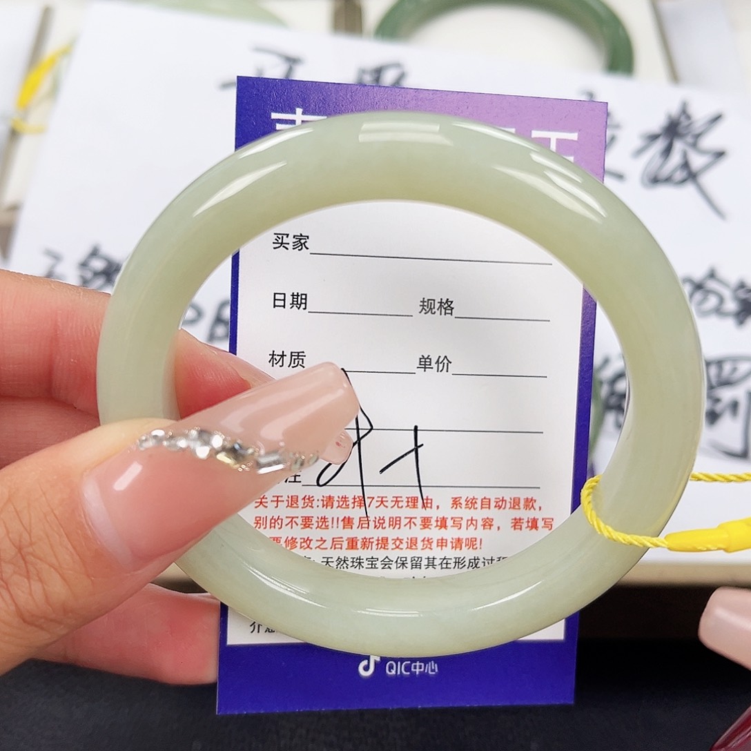 和田玉手镯未镶嵌