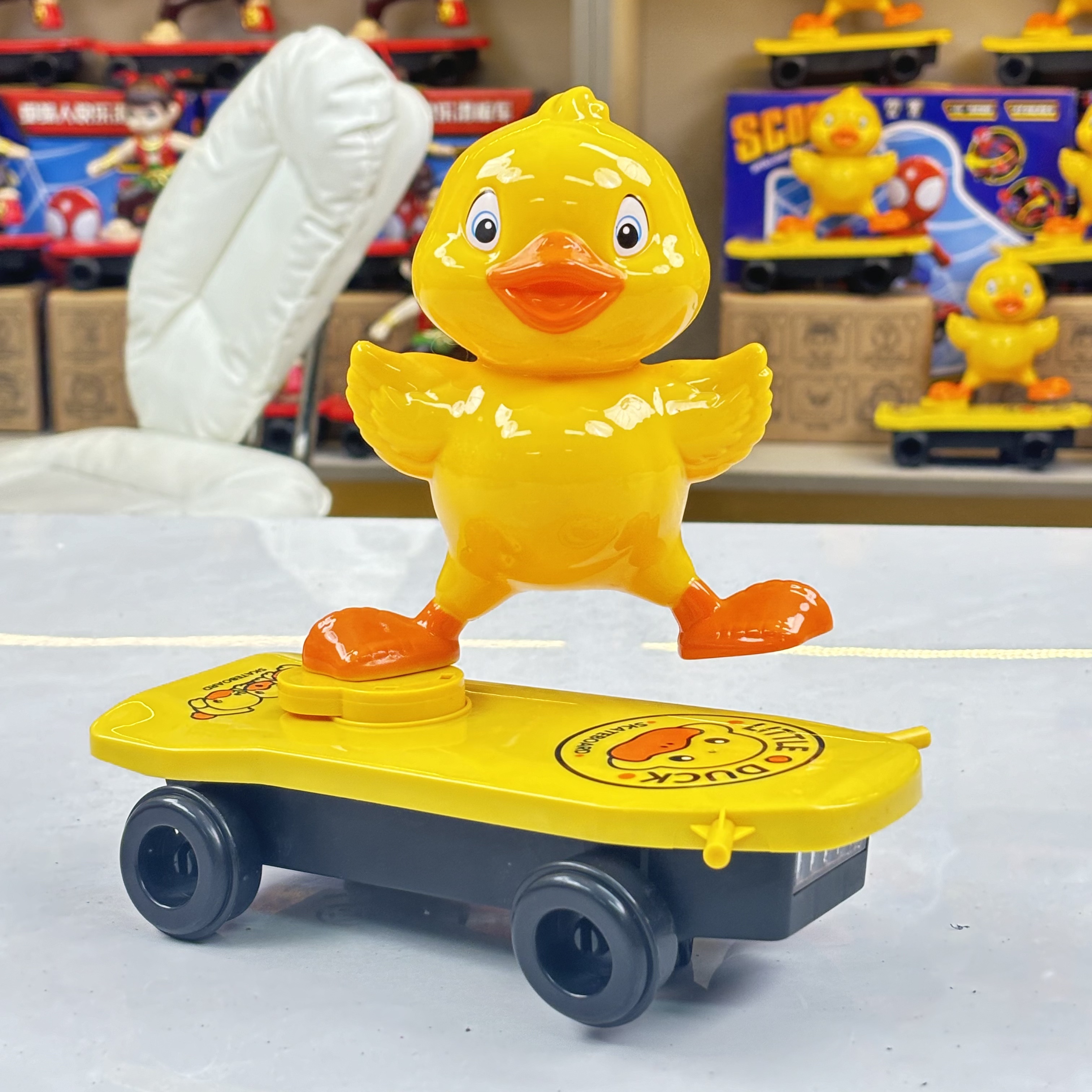 小鸭子造型带360翻滚灯光音乐特技车【需自备5号电池3个】