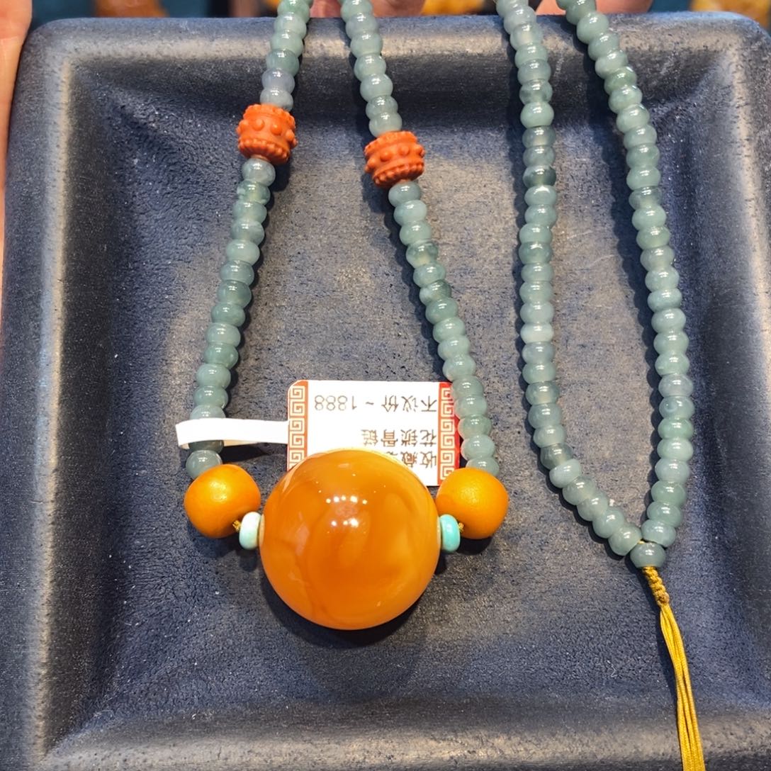 琥珀未镶嵌颈饰蜜蜡