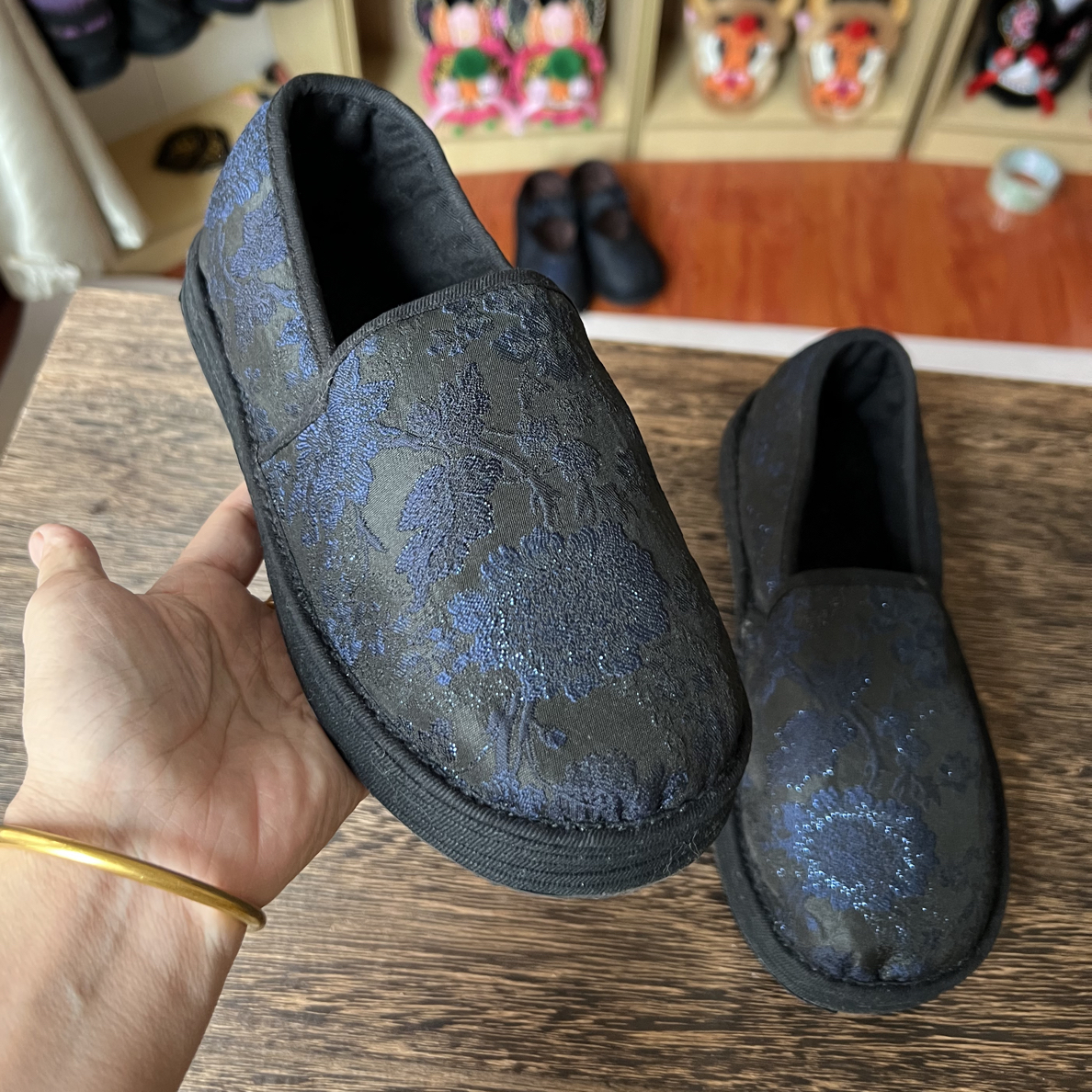 千层底布鞋，加胶底。