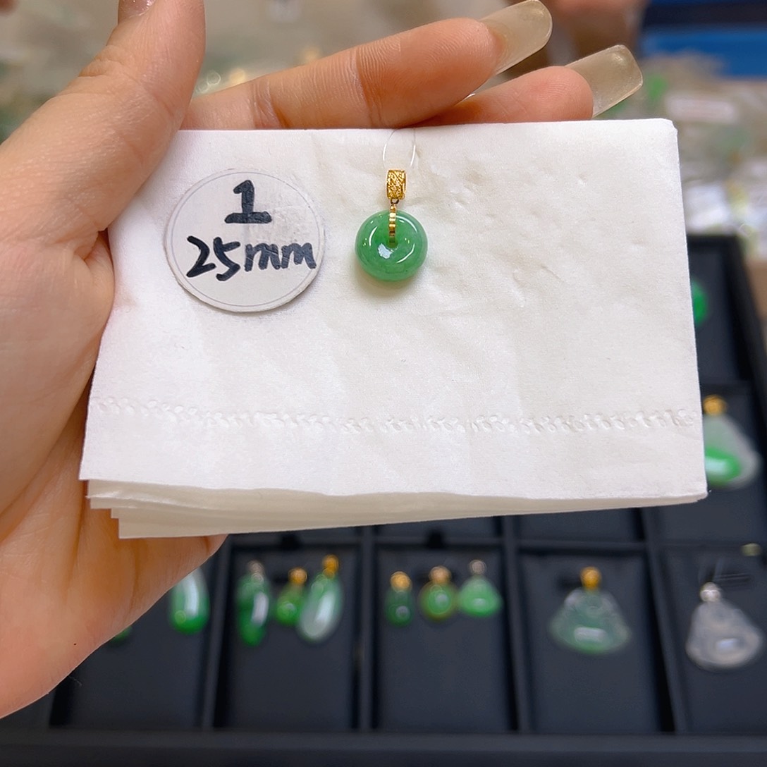 翡翠颈饰18K金镶嵌翡翠