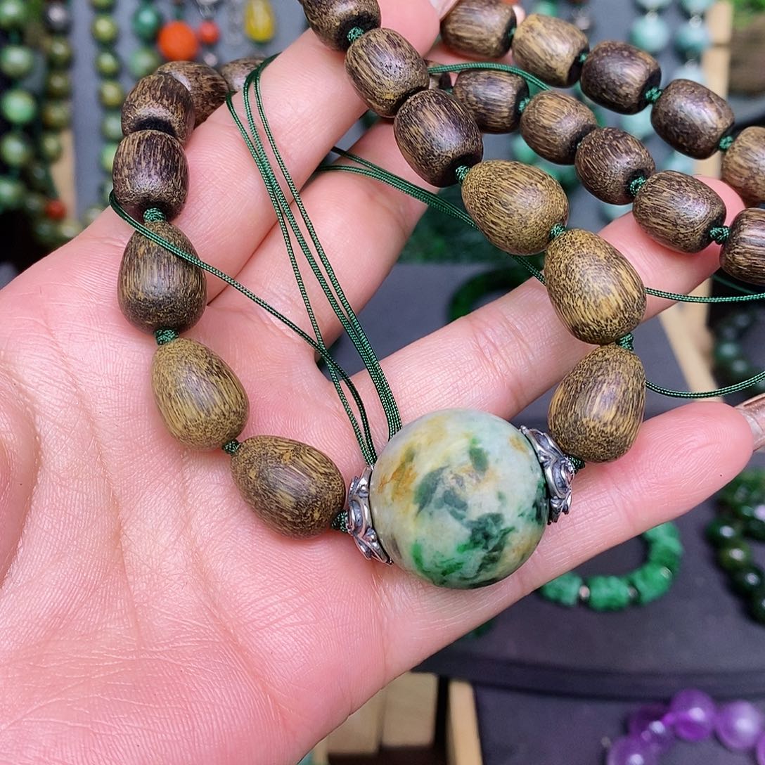 翡翠颈饰未镶嵌漂亮美眉