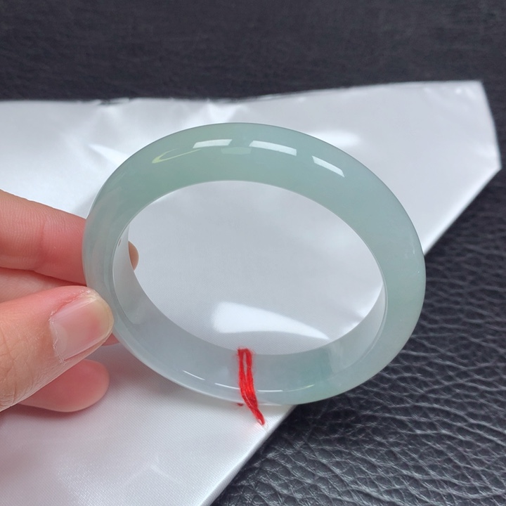 翡翠手镯未镶嵌。