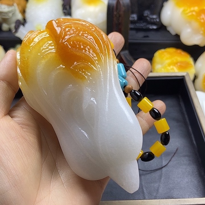 无花朵钟*，原石手把件