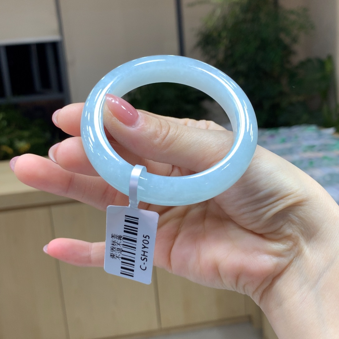 翡翠手镯未镶嵌不退不换