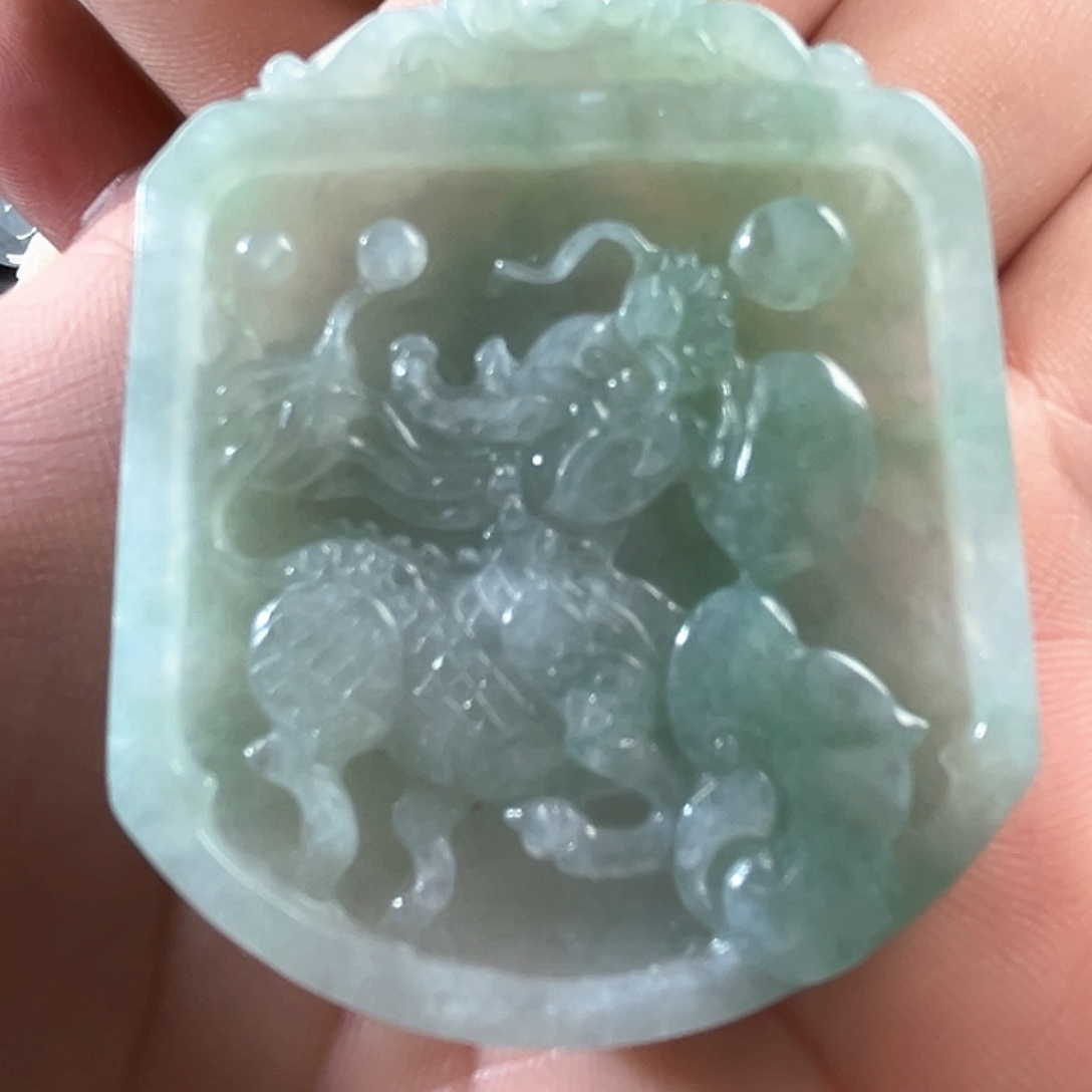 翡翠未镶嵌颈饰麒麟