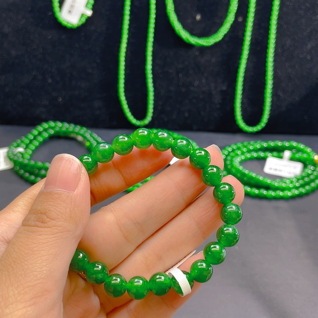 翡翠未镶嵌颈饰   