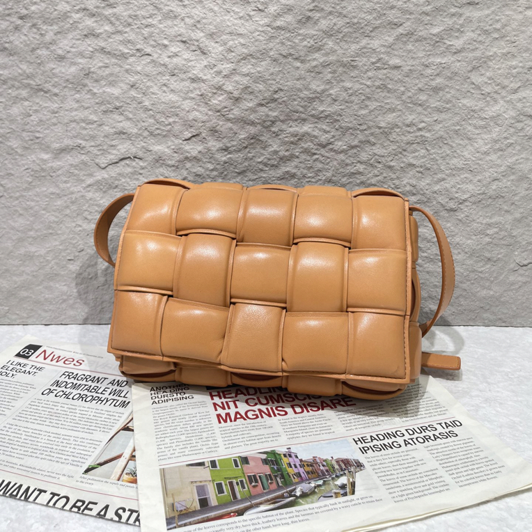 95新 BOTTEGA VENETA/葆蝶家 枕头包编织包焦糖色/ss1867