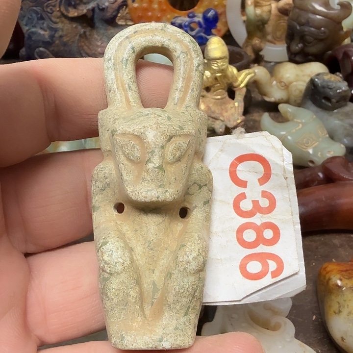 透闪石-蛇纹石玉未镶嵌颈饰