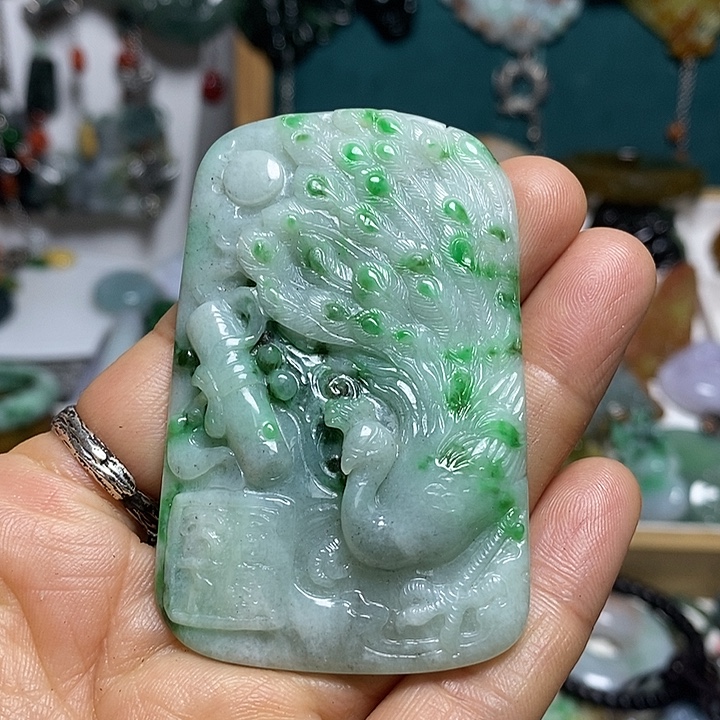 翡翠未镶嵌吊坠(赠链)