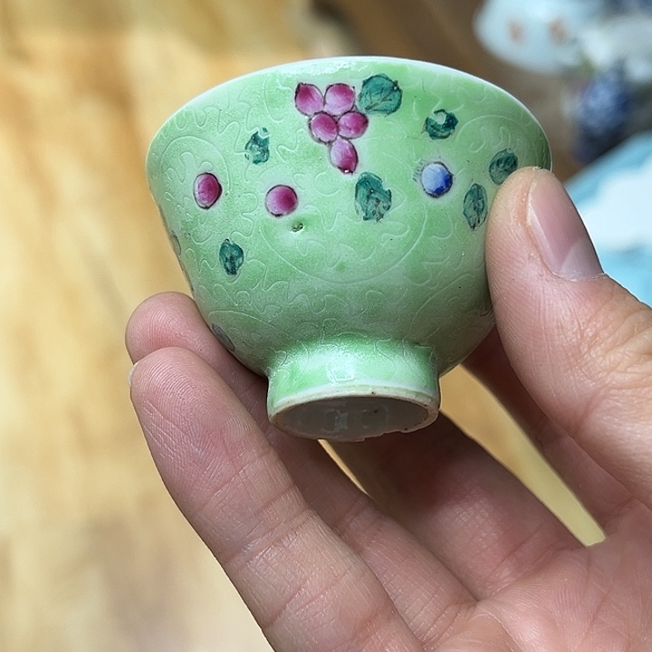 东***雪瓷片精美的陶瓷摆件……