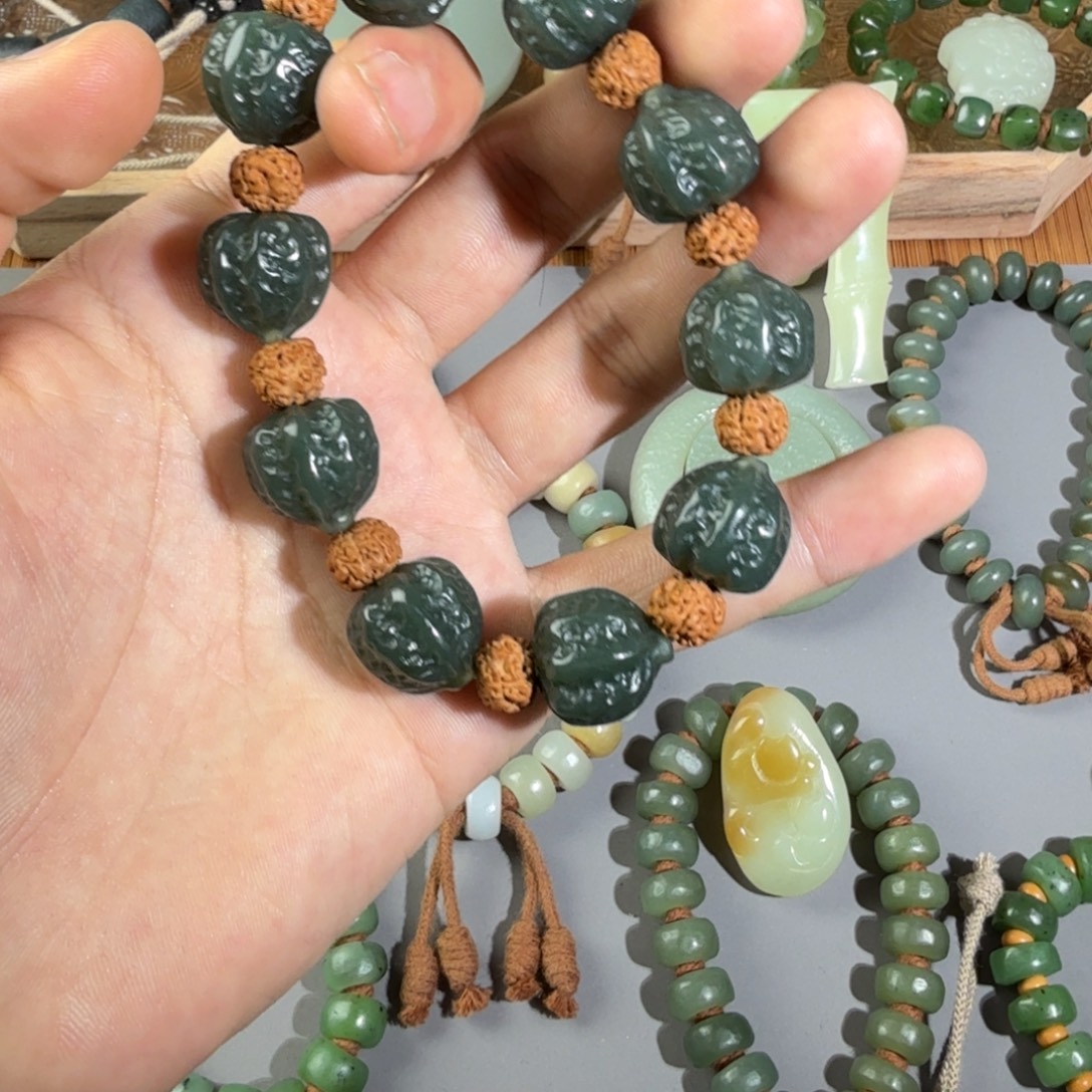 是****和田玉（糖玉）未镶嵌颈饰