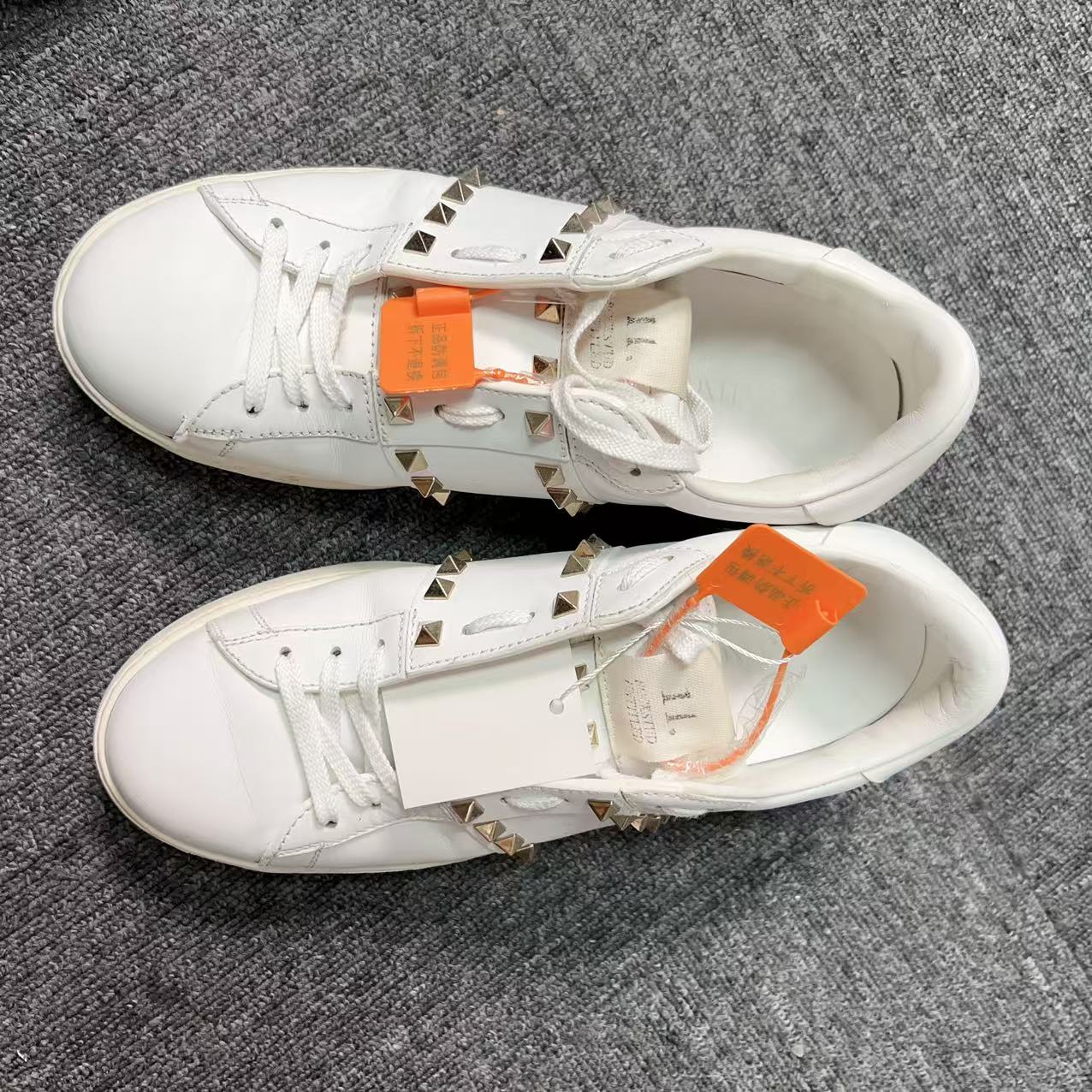 95新 Valentino/华伦天奴 华伦天奴白色铆钉休闲鞋40码