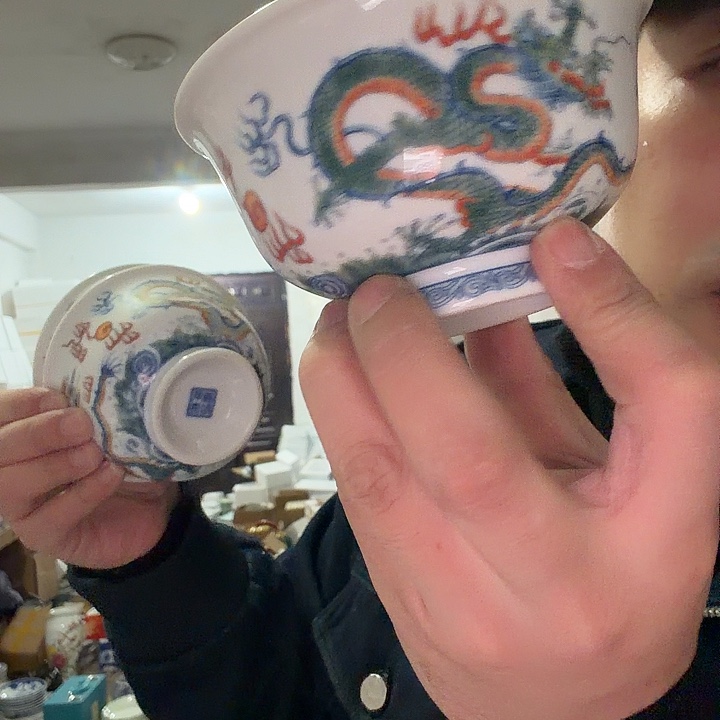 一个装的瓷器的东西