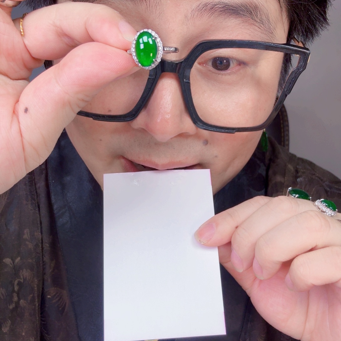 翡翠未镶嵌颈饰一件