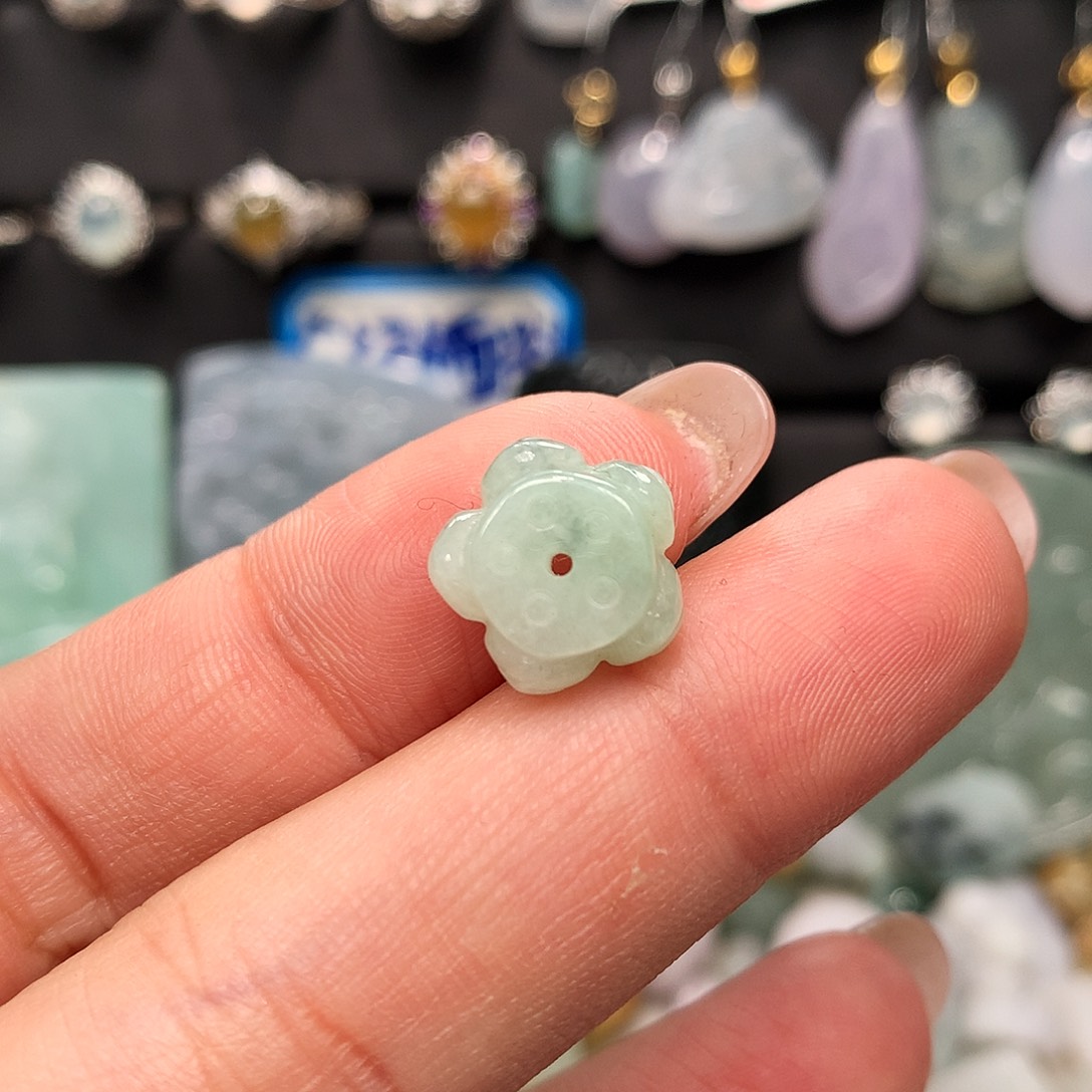 翡翠未镶嵌颈饰莲花