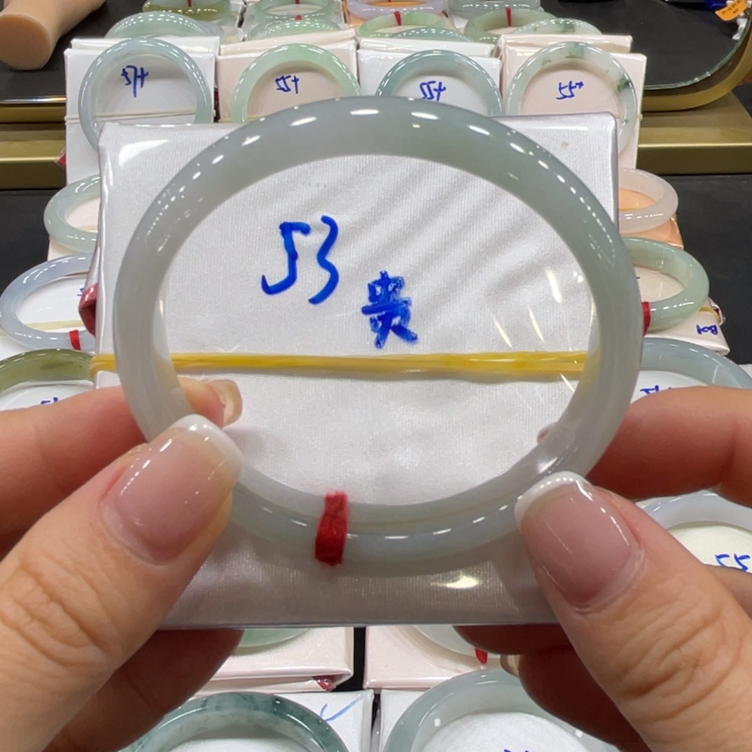 翡翠手镯未镶嵌翡翠