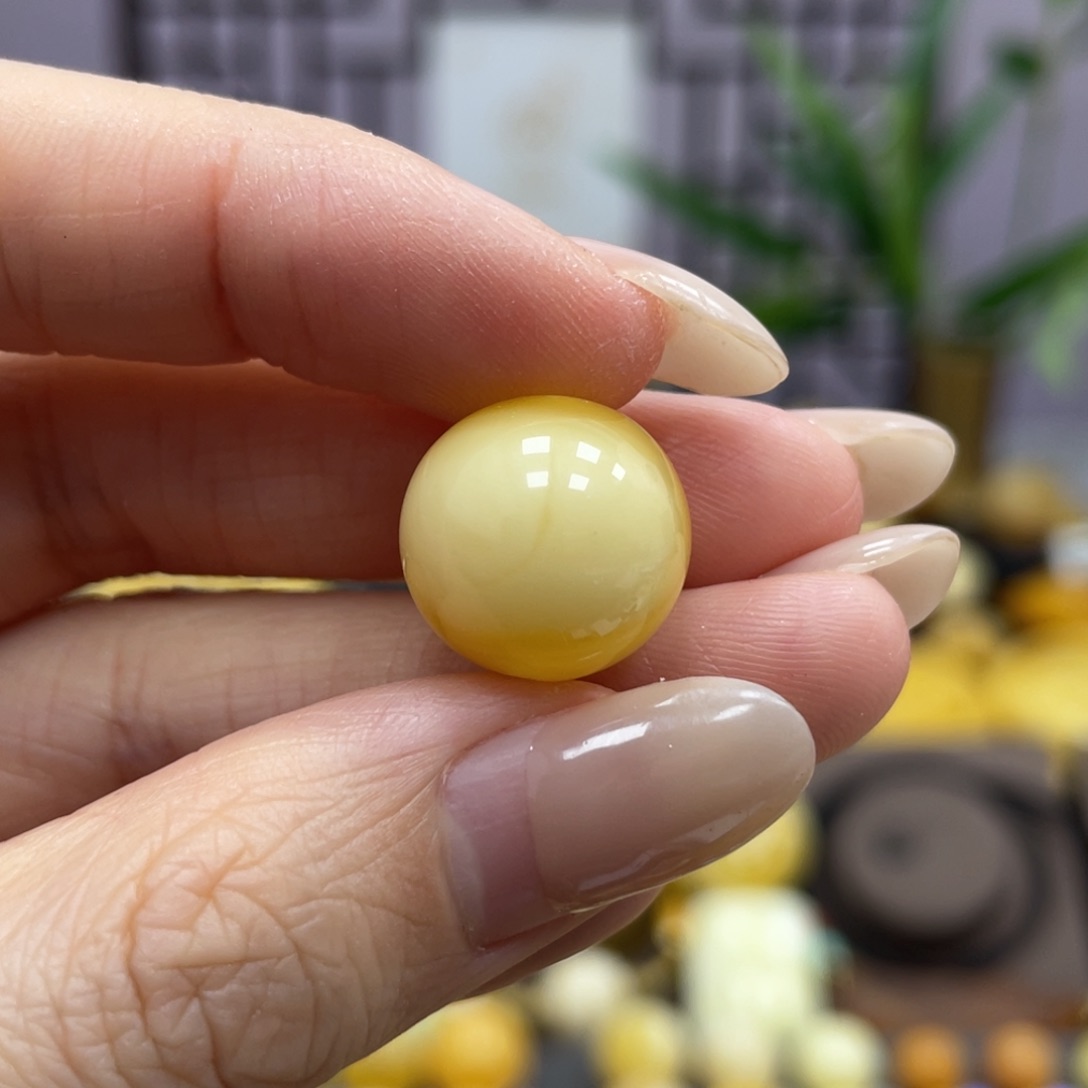 琥珀裸石未镶嵌14.5mm瑕疵